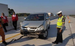 Ban Pecah, Toyota Innova Tabrak Pembatas Jalan Tol Nganjuk