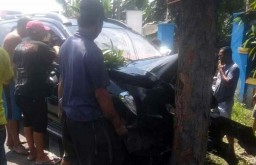 Innova Ringsek Tabrak Pohon di Jalur Pantura Probolinggo