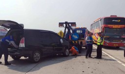 Diduga Sopir Mengantuk, Toyota Innova Seruduk Truk Tangki di Tol Sumo