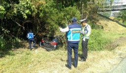 Toyota Innova Tergelincir ke Saluran Irigasi Tol Dupak Surabaya