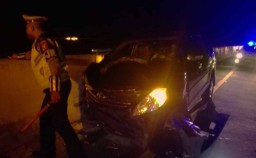 Toyota Innova Tabrak Pembatas Jalan Tol Ngawi, Dua Orang Luka