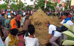 Gapura Festival 'Pasuruan Jaman Biyen' Ambruk, 5 Orang Terluka