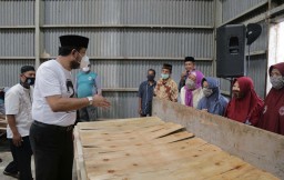 Kunjungi Pabrik Plywood, Ipong Bahas Tenaga Kerja dan Investasi