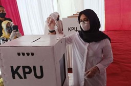 Doa Keluarga Iringi Ipuk Fiestiandani Salurkan Hak Suara