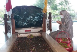 Ipuk Fiestiandani Ziarah ke Makam Bung Karno dan Para Ulama