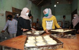Warga Kampung Roti Antusias Sambut Program UMKM Naik Kelas Ipuk
