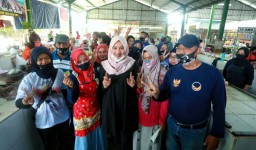 Kunjungi Pasar Srono, Ipuk Dielu-elukan Para Pedagang dan Pengunjung
