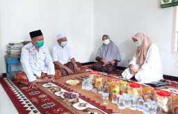Menang Quick Count LSI-Real Count PDIP, Ipuk-Sugirah Sowan Para Kiai