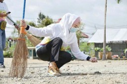Istri Bupati yang Cantik ini Curhat Sampah Rokok