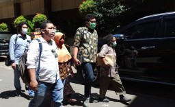 Diperiksa Polisi, Istri Salim Kancil Bawa Bukti Kepemilikan Tanah