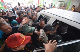 Polisi Pastikan Wanita yang Dikepung Warga di Surabaya Bukan Penculik