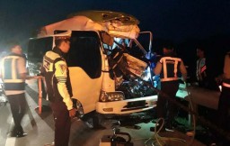 Isuzu Elf Hantam Truk di Tol Madiun-Ngawi, Satu Orang Tewas