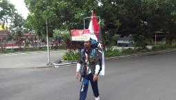 Sambut HUT RI, Pria ini Jalan Mundur dari Tulungagung ke Jakarta