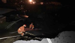 Basarnas Sisir Reruntuhan Jalan Ambles di Raya Gubeng