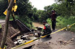 Jalan Penghubung Dua Desa di Kabupaten Mojokerto Ambles