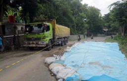 Hati-hati! Jalan Penghubung Ponorogo-Pacitan ini Ambles