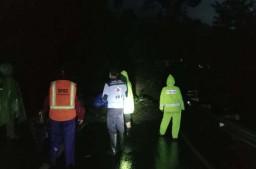 Jalur Penghubung Malang-Kediri Terputus Akibat Tertutup Longsor