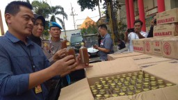 Peredaran Ribuan Botol Jamu Ilegal Digagalkan Polisi di Surabaya