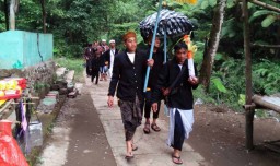 Suku Tengger Bromo Gelar Ritual Mendak Tirta Sambut Kasada