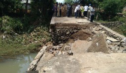 Ketika Jembatan Penghubung Dua Kecamatan di Probolinggo Ambrol