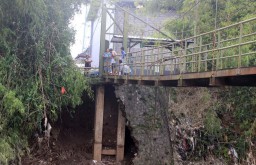 Jembatan di Pasuruan Rusak Akibat Banjir, Warga Berputar 3 Kilometer