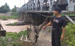 Awas! Plengsengan Jembatan Ngujang Tulungagung Ambrol
