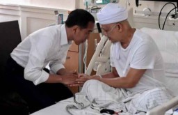 Jenguk Ustadz Arifin Ilham, Jokowi: Semoga Penyakitnya Diangkat Allah