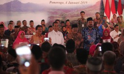 Begini Candaan Jokowi Bersama Penerima Sertipikat Tanah di Ponorogo