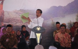 Difitnah PKI, Jokowi: Yang Jelas Kami Muslim