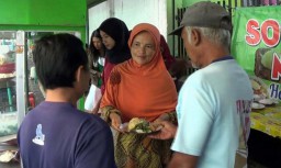 Keren, Komunitas ini Bagikan Nasi Gratis Setiap Jumat di Kota Blitar