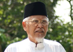 Mantan Bupati Gresik Robbach Ma'sum Tutup Usia