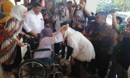 Tiba di Bandara Juanda, Khofifah-Emil Disambut Penyandang Difabel