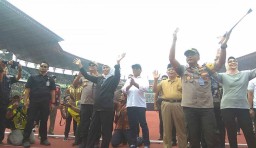 Nonton di GBT, Gubernur Khofifah: Saya Ingin Bonek dan Aremania Damai 
