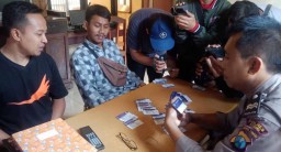 Puluhan KIP yang Ditemukan Tercecer di Kediri Diserahkan ke Polisi