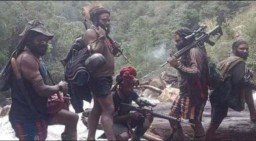Pasukan Gabungan TNI-Polri Buru Teroris KKB di Ilaga, Papua