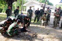 Idul Adha, Marinir Indonesia Ajak Tentara Amerika Makan Sate dan Gule
