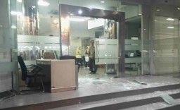 Kaca Pintu Kantor Bank BCA Pandaan Mendadak Pecah, Ada Apa?