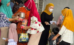 Kades Cantik di Lamongan Beri Santunan Untuk 500 Anak