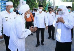 Kadisdik Wahid Terlihat 'Mengawal' Gubernur Khofifah