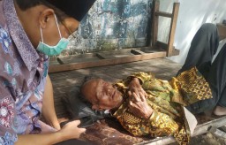 Perjalanan Ketua DPRD Kabupaten Pasuruan Menolong Kakek Terlantar