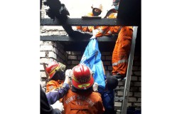 Rumah di Surabaya Terbakar: Kakek Tewas, Cucu Selamat Setelah Loncat