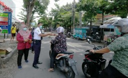 Kampus di Kota Kediri ini Bagikan 4000 Botol Hand Sanitizer dan Jamu