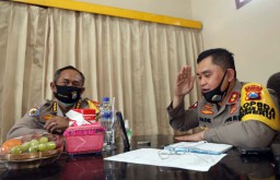 Kapolda Jatim Pakai HP Bhabinkamtibmas Sapa Pasien Covid-19 di Gresik