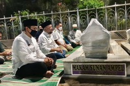 La Nyalla Ajak Kapolda Jatim yang Baru Ziarah ke Makan Sunan Ampel