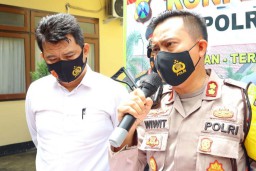 Suami Istri Ditemukan Tewas Telanjang dan Berpelukan di Kamar Mandi
