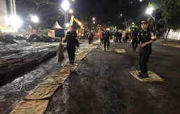 Siap Diaspal, Urukan Recovery Jalan Raya Gubeng Ambles Dikeringkan
