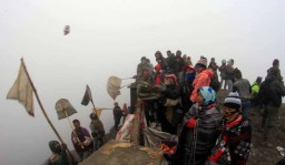 Suku Tengger Gelar Kasada di Tengah Suhu Dingin Gunung Bromo