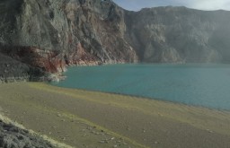 Sampah Botol Plastik Bertebaran di Tepi Danau Kawah Ijen