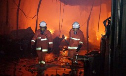 Tiga Gudang di Margomulyo, Surabaya Terbakar, Empat Petugas Terluka