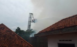 Kantor Advokat di Surabaya Terbakar, Bronto Skylift Diterjunkan